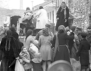 Männer, Frauen, Kinder, Greise werden verladen für den Transport nach Auschwitz, Ioánnina März 1944